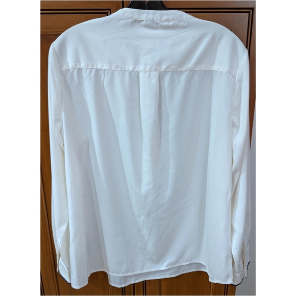 Creme Navy Accent Banana Republic blouse shirt - Picture 3 of 5